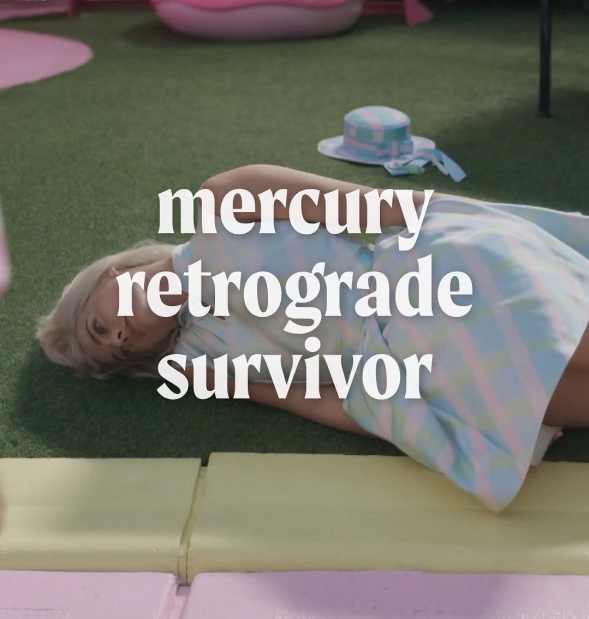 Mem z napisem mercury retrograde survivor: kobieta w pastelowym stroju leży zmęczona na sztucznej trawie